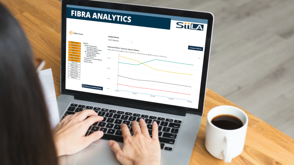 Laptop Mostrando Fibra Analytics - Solicitar Demostración