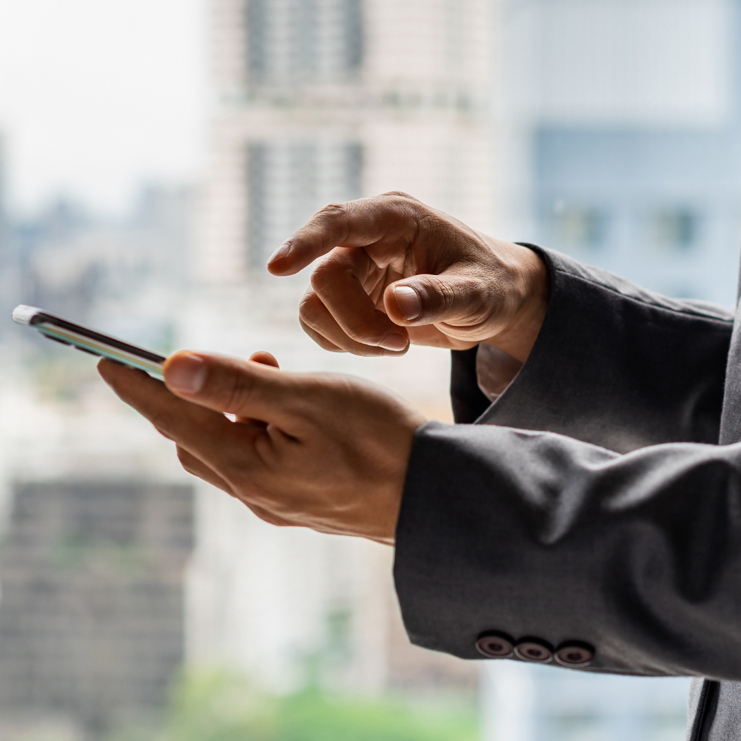 Persona Utilizando Teléfono Móvil para Contactarnos